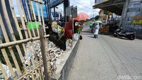 Warga sekitar khawatir air meluap karena tersumbat sampah dan bisa membanjiri jalan.