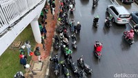 Hujan yang mengguyur wilayah Jakarta dan sekitarnya membuat aktifitas warga tersendat. Para pengendara motor saat hujan deras mencari tempat berteduh. Sulitnya mencari tempat berteduh, membuat JPO jadi pilihan.   