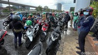 Para Pengandara motor tampak memenuhi JPO yang ada di Jalan MT Haryono, Pancoran, Jakarta, dan hampir menutup badan jalan. 