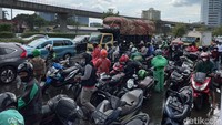 Tak ayal lagi kondisi ini membuat jalan macet dan tersendat, sehingga meresahkan para pengendara roda empat dan lainnya.