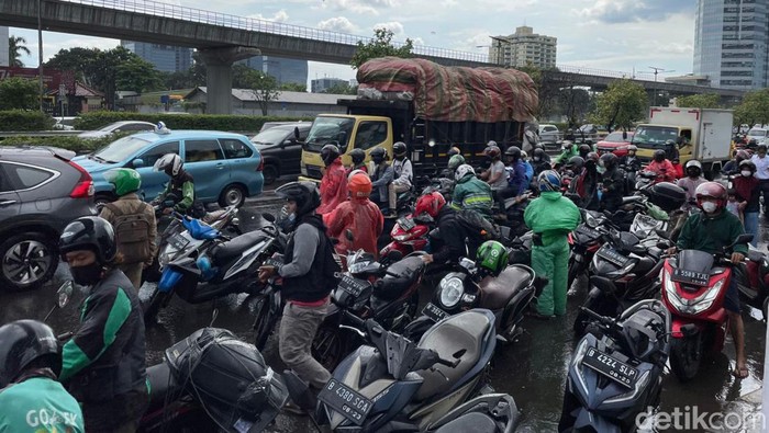 Jembatan Penyebrangan Orang (JPO) hingga halte TransJ masih menjadi andalan pemotor di Ibu Kota kala hujan turun untuk berteduh.