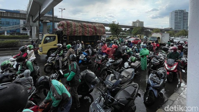 JPO Masih jadi Andalan Berteduh Kala Hujan Jembatan Penyebrangan Orang (JPO) hingga halte TransJ masih menjadi andalan pemotor di Ibu Kota kala hujan turun untuk berteduh.
