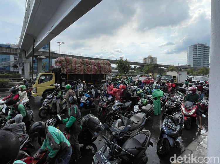 Jembatan Penyeberangan Masih Jadi Andalan Berteduh Kala Hujan, Padahal Bikin Macet