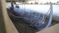 Kapal dagang Viking sepanjang 15 meter dari abad ke-11, yang dibangun dengan tradisi perahu klinker Nordik, dipajang di Viking Ship Museum. Roskilde, Denmark.  