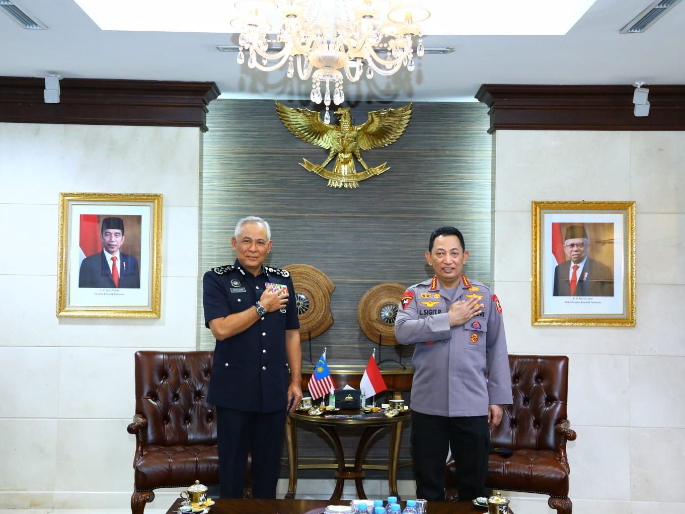 Kapolri Jenderal Listyo Sigit bertemu Kepala Kepolisian Malaysia Inspector General of Police Tan Sri Acryl Sani bin Abdullah Sani