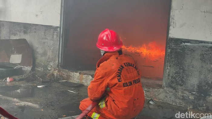 Kebakaran di pabrik wig, Wates, Kulon Progo, Selasa (25/1/2022).