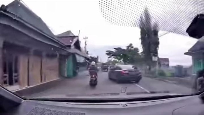 Kondisi mobil setelah menyenggol motor