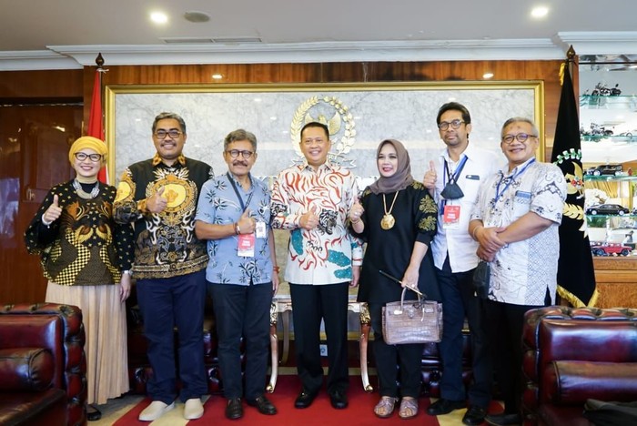 Ketua MPR RI Bambang Soesatyo mengapresiasi kegiatan sosial yang kerap dilakukan oleh Ikatan Mantan Awak Kabin Garuda Indonesia (IMAKGI). Menurutnya, meskipun mereka sudah tidak bekerja dalam satu perusahaan yang sama, namun para awak kabin Garuda Indonesia tetap solid dan menjaga tali silaturahmi.