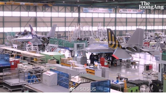 Korea Selatan-Indonesia Kolaborasi Bikin Jet Tempur Proyek pesawat tempur kolaborasi Korea Selatan dan Indonesia terus digarap supaya bisa melakukan uji terbang pertamanya di tahun ini. Kabar terbaru dari Korea Selatan menyebutkan bahwa pesawat prototipe bernama KF-21 Boramae itu sedang dirakit dan tampak sudah diwarnai bagian siripnya.