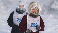 65 pelari termasuk olahragawan dari Uni Emirat Arab, Amerika Serikat dan Belarusia, memulai lari pada suhu yang sangat rendah di Oymyakon, Kutub Dingin Yakutia.