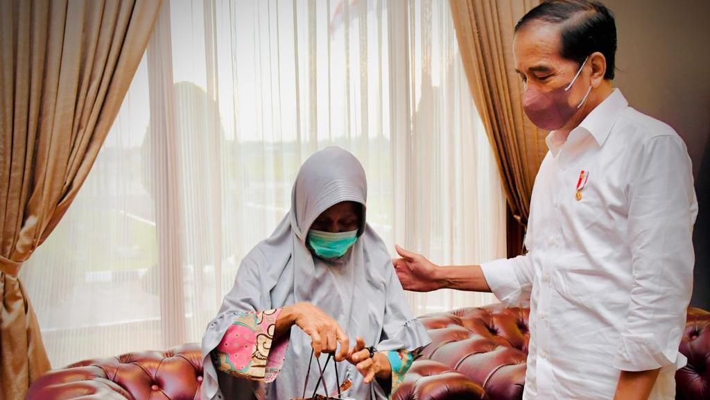 Jokowi Akan Berikan Rumah Baru untuk Mak Unah yang Tinggal di Rumah Reyot
