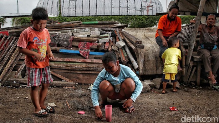 Masih Ada Permukiman Kumuh di Dekat Proyek Kebanggaan Anies Proyek kebanggaan Anies bernama Jakarta International Stadium (JIS) berdiri megah di utara Jakarta. Namun, dibalik kemegahannya masih terdapat ketimpangan disekitarnya.