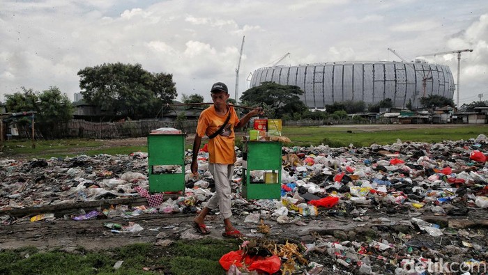 Proyek kebanggaan Anies bernama Jakarta International Stadium (JIS) berdiri megah di utara Jakarta. Namun, dibalik kemegahannya masih terdapat ketimpangan disekitarnya.