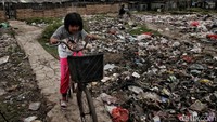 Kurang-lebih ada 100 warga yang tinggal di sana. Kurang-lebih ada 100 warga yang tinggal di sana.