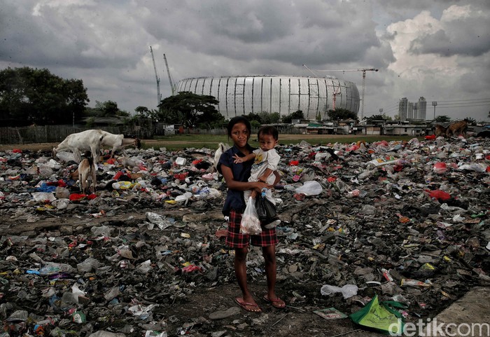 Proyek kebanggaan Anies bernama Jakarta International Stadium (JIS) berdiri megah di utara Jakarta. Namun, dibalik kemegahannya masih terdapat ketimpangan disekitarnya.