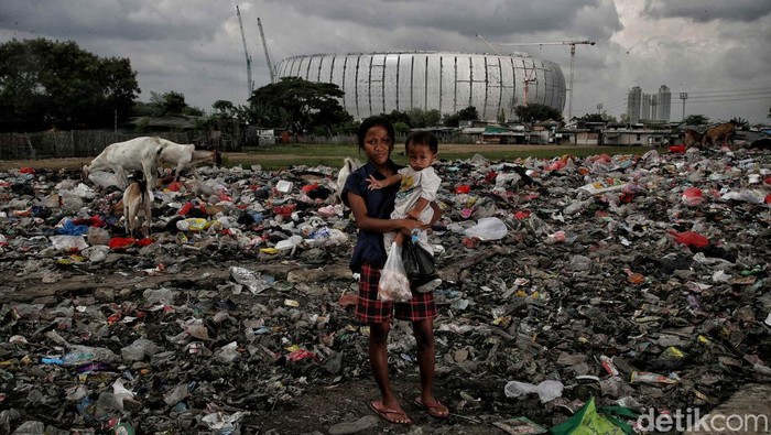 Masih Ada Permukiman Kumuh di Dekat Proyek Kebanggaan Anies Proyek kebanggaan Anies bernama Jakarta International Stadium (JIS) berdiri megah di utara Jakarta. Namun, dibalik kemegahannya masih terdapat ketimpangan disekitarnya.