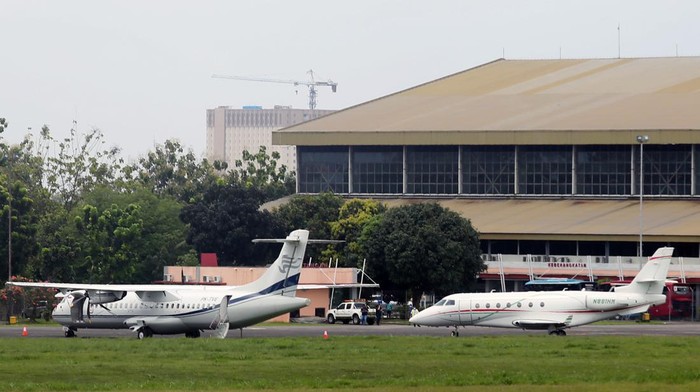 MASKAPAI MULAI MEMINDAHKAN PESAWATNYA DARI BANDARA HALIM Sebuah pesawat parkir di apron bandara di Bandara Pondok Cabe, Tangerang Selatan, Banten, Selasa (25/1/2022). Sejumlah maskapai penerbangan seperti Travira Air, Pelita Air, Premi Air, Susi Air, Transwisata, Jhonlin dan Fasi akan melakukan aktivitas penerbangan melalui Bandara Pondok Cabe selama penutupan sementara Bandara Halim Perdanakusuma mulai Rabu (26/1/2022). ANTARA FOTO/Muhammad Iqbal/rwa.