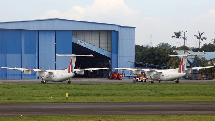 MASKAPAI MULAI MEMINDAHKAN PESAWATNYA DARI BANDARA HALIM Sebuah pesawat parkir di apron bandara di Bandara Pondok Cabe, Tangerang Selatan, Banten, Selasa (25/1/2022). Sejumlah maskapai penerbangan seperti Travira Air, Pelita Air, Premi Air, Susi Air, Transwisata, Jhonlin dan Fasi akan melakukan aktivitas penerbangan melalui Bandara Pondok Cabe selama penutupan sementara Bandara Halim Perdanakusuma mulai Rabu (26/1/2022). ANTARA FOTO/Muhammad Iqbal/rwa.