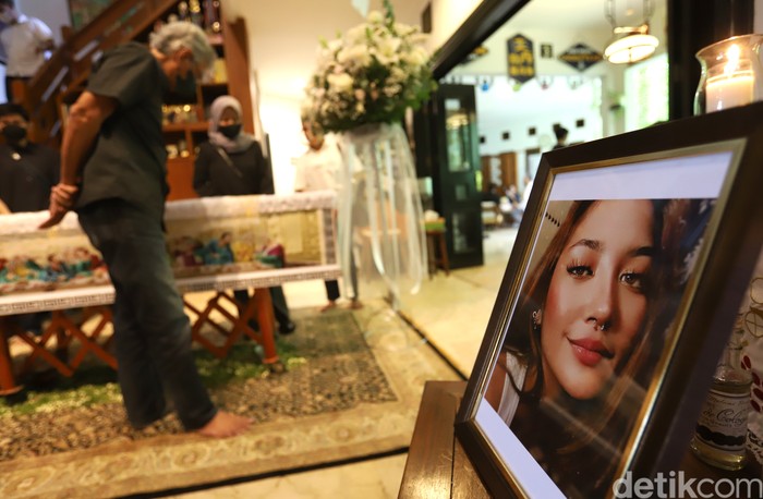 Maura Magnalia Sejumlah keluarga dan kerabat saat melayat di rumah duka Maura Magnalia Widyaratri anak dari Nurul Arifin di kediamannya di Puri Cinere, Depok, Selasa, (23/1).