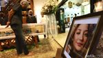 Kepergian Mendadak Maura Magnalia Si Nyentrik Anak Nurul Arifin