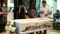 Kami sudah tidur, pas masuk kamar, terus pagi-pagi jam 04.30 WIB-lah, pembantu yang menemukan dia, ucap sang bunda. (Foto: Palevi/detikcom)