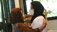 Nurul Arifin mengabarkan langsung soal meninggalnya sang putri. Sambil menangis, dia membenarkan duka Maura Magnalia Madyaratri meninggal dunia sekitar pukul 02.00 WIB. (Foto: Palevi/detikcom)