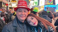 Momen Maura Magnalia merayakan malam tahun baru di luar negeri besama sang ayah dan keluarga. Foto: Instagram @na_nurularifin