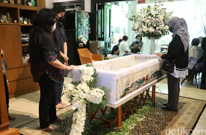 Maura Magnalia Sejumlah keluarga dan kerabat saat melayat di rumah duka Maura Magnalia Widyaratri anak dari Nurul Arifin di kediamannya di Puri Cinere, Depok, Selasa, (23/1).