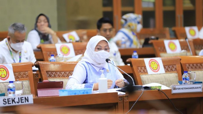 Menteri Ketenagakerjaan (Menaker) Ida Fauziyah menegaskan penyusunan Undang-Undang Nomor 11 Tahun 2020 tentang Cipta Kerja Klaster Ketenagakerjaan dilakukan secara terbuka. Hal tersebut dia ungkapkan pada Rapat Kerja dengan Komisi IX DPR RI di Gedung Nusantara I Lantai I DPR RI, Jakarta, Senin (24/1).