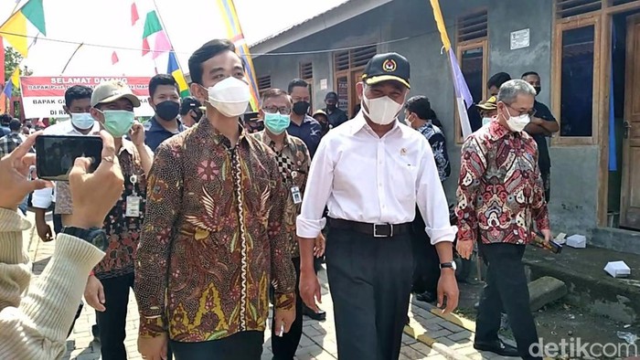 Menko PMK Muhadjir Effendy (baju putih) meninjau proyek penataan kawasan kumuh di Solo, Selasa (25/1/2022).