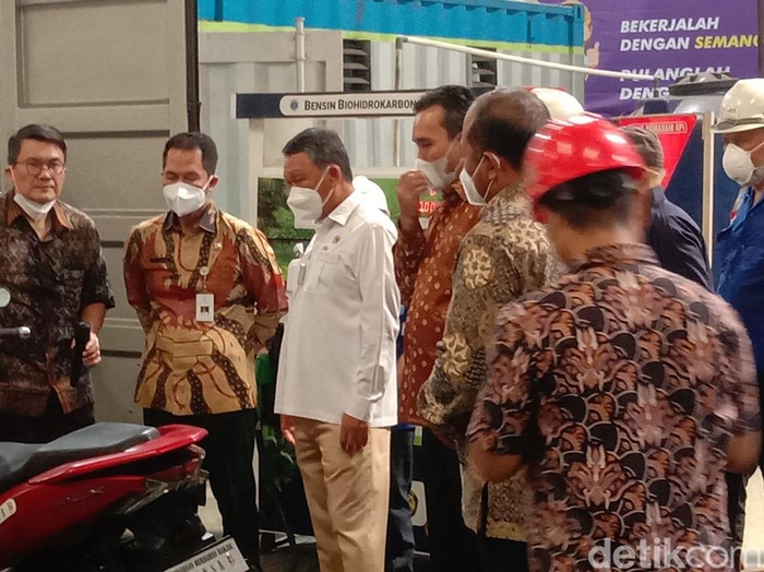 Menteri ESDM meninjau unit mesin konversi energi bensa di PT Pura Barutama, Selasa (25/1).