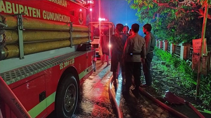 Mobil damkar saat memadamkan api di Kapanewon Semanu.