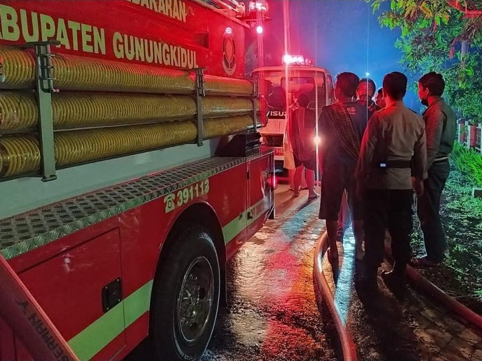 Mobil damkar saat memadamkan api di Kapanewon Semanu.