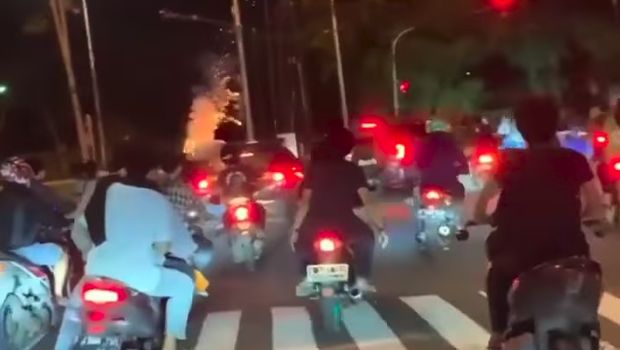 Mobil patroli beriringan dengan sejumlah motor mengejar kakek yang diteriaki maling di Jaktim