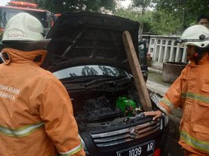 Berawal dari Percikan Api, Mesin Mobil Ini Ludes Terbakar