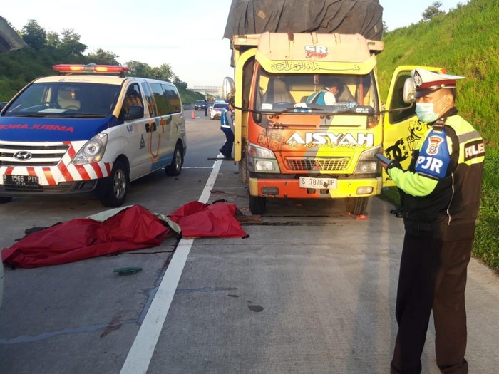 mobil tertabrak truk di ruas Tol Ngawi Kertosono KM 622.200 A