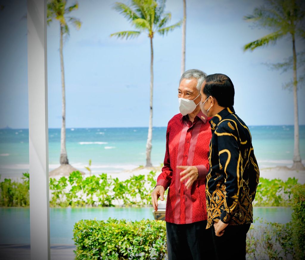 Momen Hangat Swafoto Jokowi-PM Singapura di Bintan