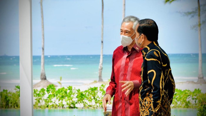 Momen Hangat Swafoto Jokowi-PM Singapura di Bintan