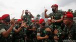 Momen Jenderal Dudung Diarak dan Makan Bareng Prajurit TNI AD
