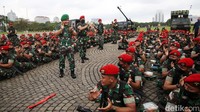 Jenderal Dudung juga ikut menyanyikan yel-yel bersama prajurit Kopassus.