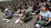 Jenderal Dudung juga sempat makan bareng prajurit TNI AD.