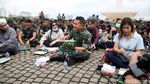 Momen Jenderal Dudung Diarak dan Makan Bareng Prajurit TNI AD