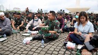 Jenderal Dudung juga sempat makan bareng prajurit TNI AD.