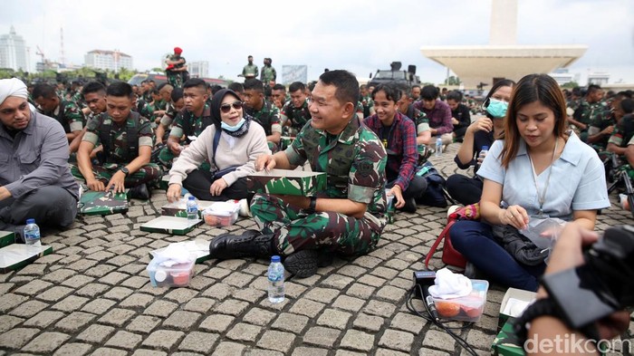 Momen Jenderal Dudung Diarak dan Makan Bareng Prajurit di Monas Kepala Staf Angkatan Jenderal Dadang Abdurachman diarak-arak oleh Pasukan Khusus (Kopassus) usai apel di Monas Jakarta, Selasa (25/1/2021). Sebanyak 2588 pasukan TNI Angkatan Darat mengikuti kegiatan apel ini. KSAD Jenderal Dudung juga menyempatkan makan bersama dengan lesehan bersama prajurit di Monas.