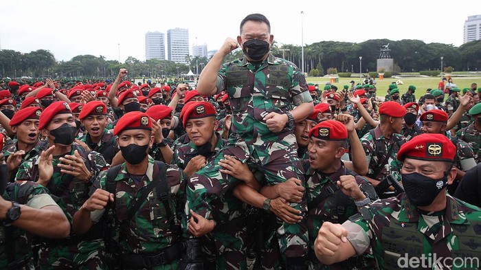 Momen Jenderal Dudung Diarak dan Makan Bareng Prajurit di Monas Kepala Staf Angkatan Jenderal Dadang Abdurachman diarak-arak oleh Pasukan Khusus (Kopassus) usai apel di Monas Jakarta, Selasa (25/1/2021). Sebanyak 2588 pasukan TNI Angkatan Darat mengikuti kegiatan apel ini. KSAD Jenderal Dudung juga menyempatkan makan bersama dengan lesehan bersama prajurit di Monas.