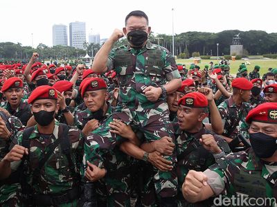 Momen Jenderal Dudung Diarak dan Makan Bareng Prajurit TNI AD