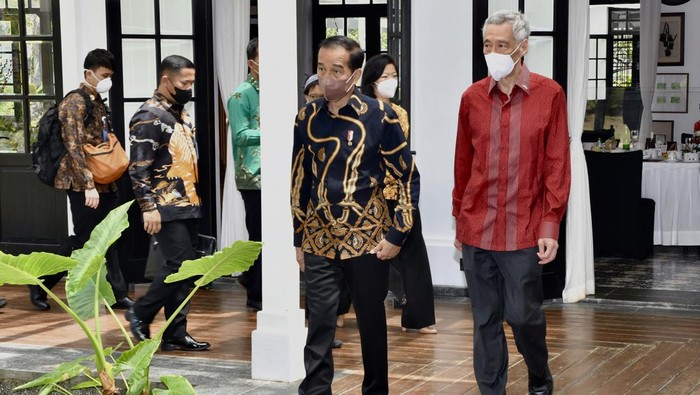 Presiden Joko Widodo (kanan) berbincang dengan Perdana Menteri Singapura Lee Hsien Loong di The Sanchaya Resort Bintan, Kabupaten Bintan, Kepulauan Riau, Selasa (25/1/2022). Pertemuan tersebut membahas upaya penguatan kerja sama bilateral yang mana pada tahun ini merupakan tahun peringatan 55 tahun hubungan diplomatik Indonesia-Singapura. ANTARA FOTO/HO/Setpres/Agus Suparto/sgd/rwa.
