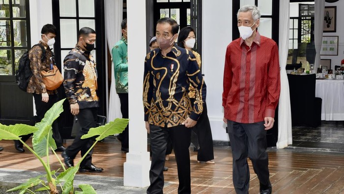 Momen Pertemuan Jokowi-PM Singapura, Kompak Pakai Batik Presiden Joko Widodo (kanan) berbincang dengan Perdana Menteri Singapura Lee Hsien Loong di The Sanchaya Resort Bintan, Kabupaten Bintan, Kepulauan Riau, Selasa (25/1/2022). Pertemuan tersebut membahas upaya penguatan kerja sama bilateral yang mana pada tahun ini merupakan tahun peringatan 55 tahun hubungan diplomatik Indonesia-Singapura. ANTARA FOTO/HO/Setpres/Agus Suparto/sgd/rwa.