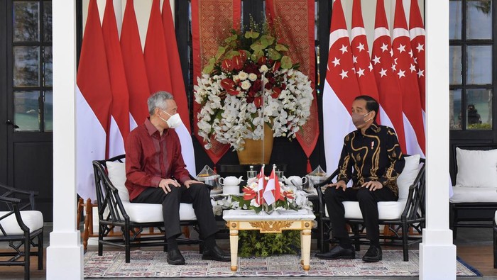 Presiden Joko Widodo (kanan) berbincang dengan Perdana Menteri Singapura Lee Hsien Loong di The Sanchaya Resort Bintan, Kabupaten Bintan, Kepulauan Riau, Selasa (25/1/2022). Pertemuan tersebut membahas upaya penguatan kerja sama bilateral yang mana pada tahun ini merupakan tahun peringatan 55 tahun hubungan diplomatik Indonesia-Singapura. ANTARA FOTO/HO/Setpres/Agus Suparto/sgd/rwa.