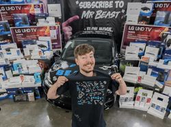 Sosok YouTuber Terkaya Sejagat dan Pacar Cantiknya